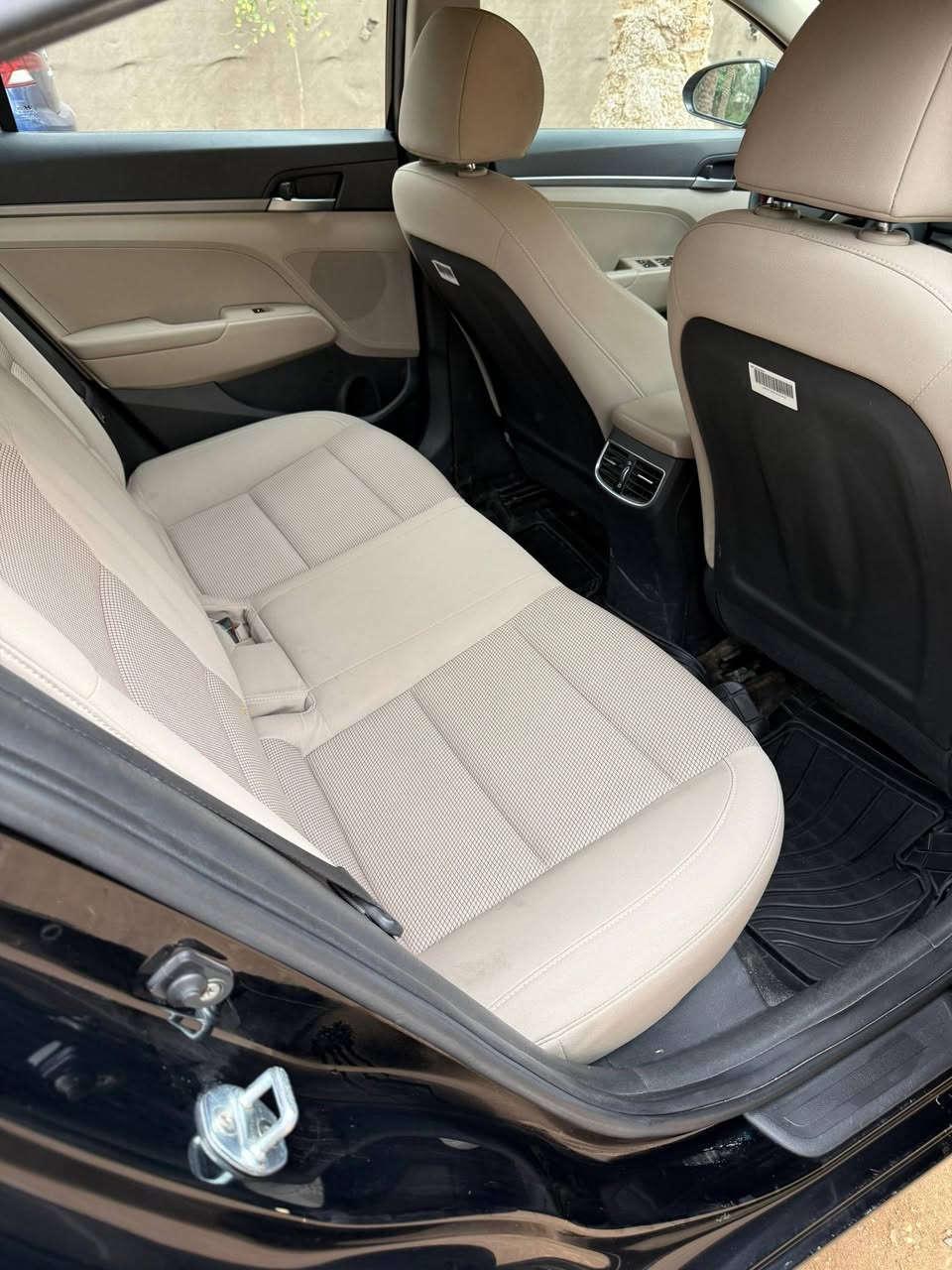 السلام عليكم للبيع موديل ١٨ خليجي سوبر كفاله من الصبغ والتبديل فقط اصبعين بارد كما موضح بالسونار، مكينه وگير وحداديه وتبريد وتخم تاير كله ممتاز بوضع الشركه كلها السيارة ماشيه ١٤٦،موصفات تجي دبل ايرباك ونضام بريك ABS السعر المطلوب ١٥٥ وبيه مجال للشراي مكاني كربلاء، الاتصال على الرقم ***********
