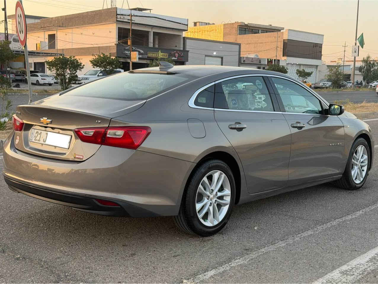 لون نفطي فاتح ‏Chevrolet Malibu
موديل 2017 وارد امريكي
📞🩶*********** ***********
حجم محرك 4 سلندر 1500 توربو 
 محرك بشرط لا صرف ولا بخار  
رقم سليمانيه دولي سنويه هزه جديد لل 2029 
صدر امامي خلفي جديد كهربائيات كل شغال تبريد شغال تخم تاير جديد 
مواصفات LT  
ويل كروم فتح بيبان صندوق بصمه تشغيل بصمه شاشه كاميره خلفيه تحكم ستيرن طرفين كوشن كهربائي تبريد قطعتين وباقي مواصفات معروفه 

صبغ:.1 قطع بوند بدون دواخل شرط بجم كبس راديترات بلاديه
سعر..(89$) وبي مجال لطيبين
مكان السياره:.كركوك📍 كركوك, العراق
