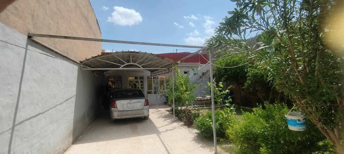 لبيع بيت في ساده بعويزه مساحة أراضيها ٣٢٠متر يتكون دار من اربعة غرف النوم مجمع صحيات مطبخ حديقه كراج كبير ماء فول قريب على شارع عام ٤٠٠مترنوع سند زراعي استفسار ***********
