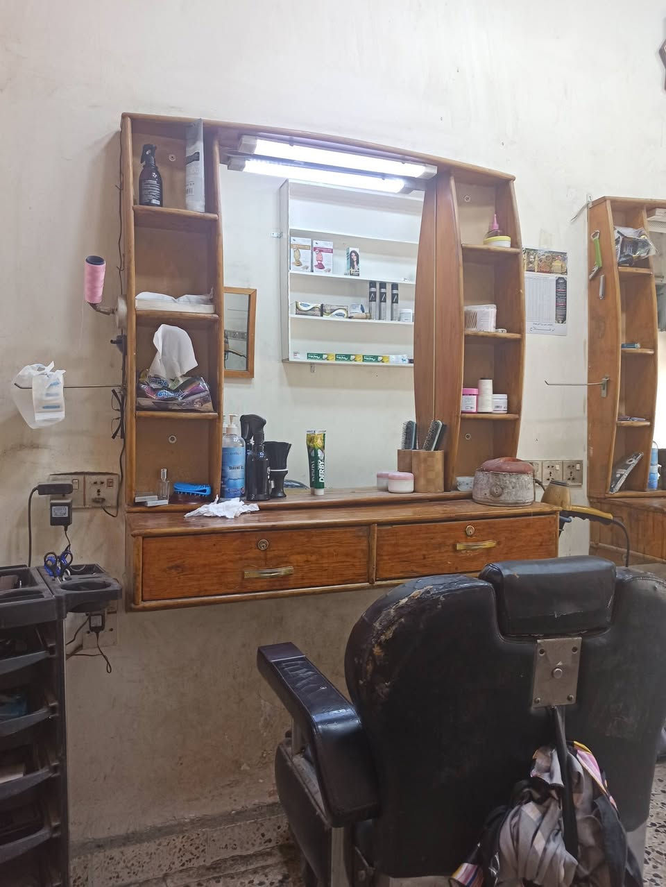 للبيع بسعر مناسب كراسي حلاقه وميز حلاقه
