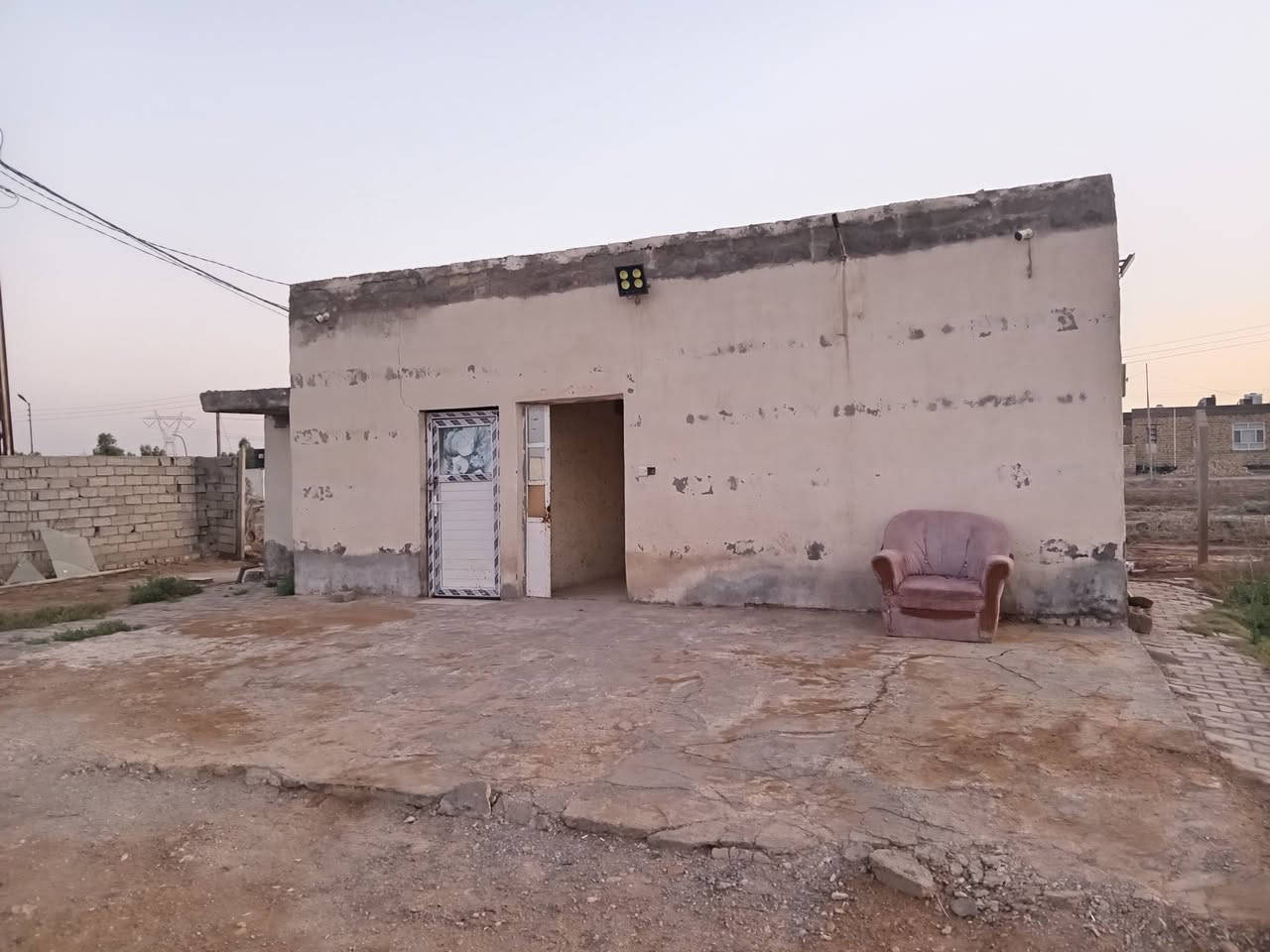 قطعه مساحتها ١٢٥٠ متر مربع تحتوي على غرفه نوم ومطبخ مع حمامات الموقع الحمزه الشرجي قرب معمل اللايلون التواصل على الرقم ***********
