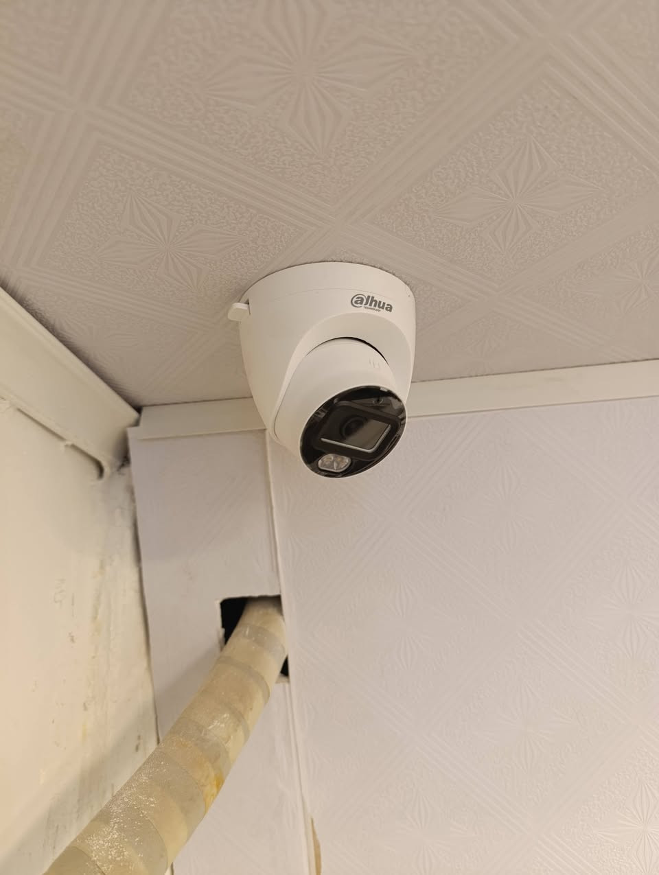 #تم بحمد الله تعالى تأمين محل صياغة ذهب في سوق طويريج ب 4 كاميرات دقة 2 ميكا من ماركة دهوا الاصلي فول كلر (ملون ليلي نهاري )
المنضومة مكونه من :-
✅️جهاز XVR دهوا ذو 4 مداخل يدعم الصوت 
✅️هاردHDD  بمساحة نص تيرا
✅️كامرات دهوا دقة 2 ميكا فول كلر عدد 4

✅️ تم ربط المنضومة على الإنترنت لغرض المراقبة من خارج المنزل 

#تجهيز و تنصيب كاميرات المراقبه بأنسب الاسعار
كل ما عليك تتصل على الرقم بنهاية المنشور والباقي علينه نجيك لباب البيت
للتأكد من جودة العمل يرجى الدخول الى الصفحة ورؤية المنشورات السابقه
تتوفر كامرات من ماركة دهوا العالمية
ماركة اسوار Aswar
ماركة Fank vision 
ماركة max vision 
ماركة Hilook
#بأدارة سامر الجنابي 
للأستفسار يرجى مراسلة الصفحة او الاتصال على الارقام التاليه:
***********
***********

#كاميرات_المراقبة
#كاميرات_المراقبه
#كامرات_المراقبة
#كامرات_المراقبه
#منضومة_كامرات
#منضومة_كاميرات
#دهوا #دهوى
#اسوار #أسوار
#كامرات 
#كاميرات
#تنصيب_كامرات_كاميرات
#منصب_كامرات
#طويريج
#مركز_كامرات
#محل_كامرات
#بيع
#أرخص
#شراء
#منضومة_كامرات_رباعية
#منظومة_كاميرات_رباعيه
#سامر_الجنابي
#الجنابي_للكامرات
