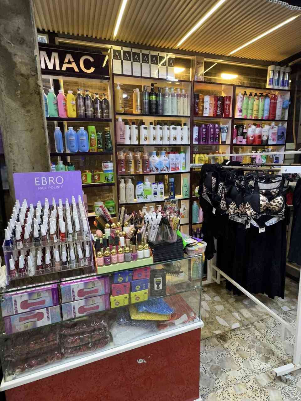 السلام عليكم كوزمتك للبيع هوة وكل محتوياتة تفاصيل المحل اتصال ع الرقم *********** عنوان المحل بغداد. بغداد الجديدة شارع المسبح. مقابيل مروان ابو الفلافل
