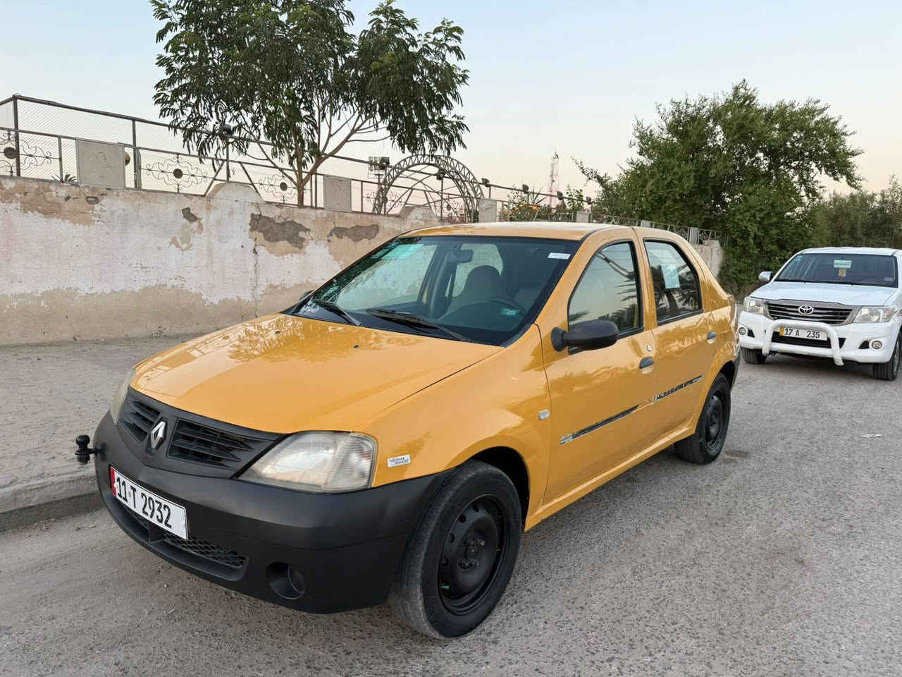 السلام عليكم للبيع رينو تكسي رقم بغداد انكليزي بسمي مداور مباشر جاهزه السياره مكينه كير حداديه  تخم تاير ما ناقصه برغي مصفره هيئه وغرامات للستفسار ***********المكان بل سماوه
