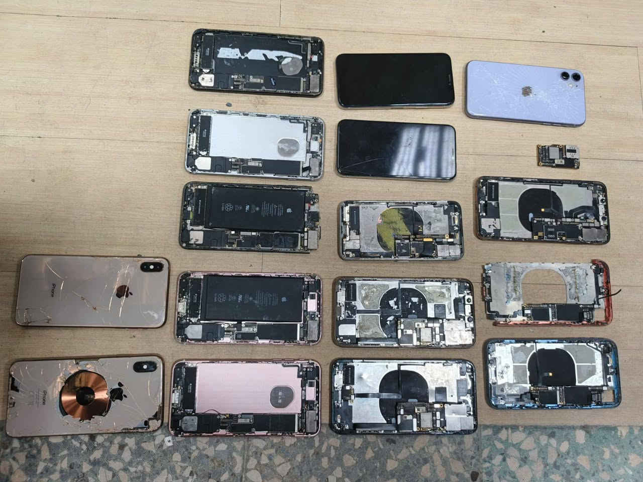 السلام عليكم 
عندي بوردات ايفون الي بيه رمز والي بيه حساب ايكلود والي ما يشتغل ابيعهن كلهن شلع 
7p
8p
X
Xr
Xsmax
11
11pro
11pro max
12pro max
Ip 16
تفاصيل أكثر على الخاص


**إذا كنت صاحب هذا الإعلان وتريد حذفه لأي سبب، رجاءا أرسل رسالة إلى الدعم الفني**