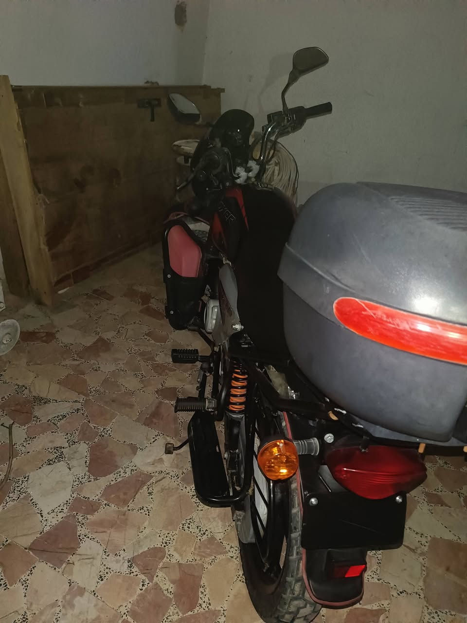 مكينه  مفتوحه، بوكسر 22اوراق اصولي   دراجه جديده. مانقصه شي نضام زنون  مكان رفاعي  السعر 1300 بيه مجال ***********
