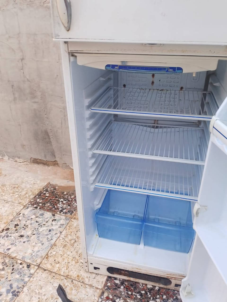 ثلاجة للبيع مستعمله بيه نتله كهرباء تبرد وتشلج مكاني كوفه
*********** السعر ٧٥ ألف
