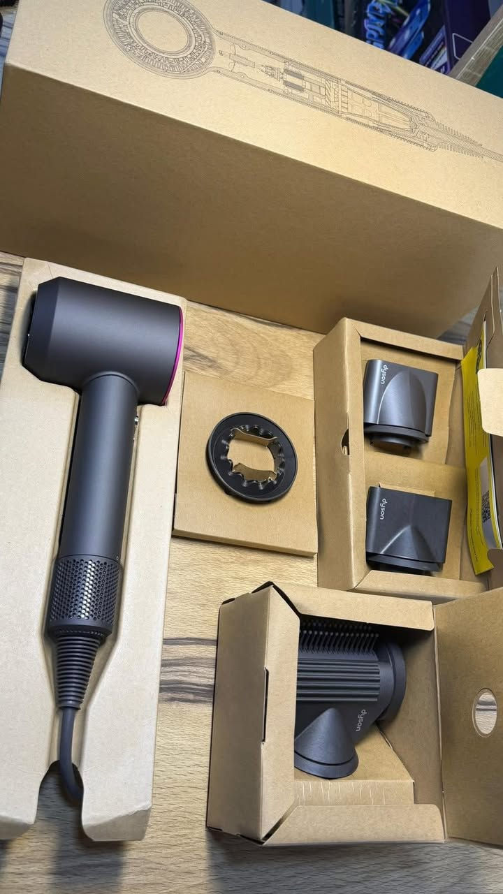 مجفف شعر دايسون سوبرسونيك (Dyson Supersonic)، الذي يتميز بتصميمه الفريد وتجفيفه السريع.

تتضمن الحزمة ملحقات متعددة لتصفيف أنواع مختلفة من الشعر، مثل فوهات التركيز والناشر.يعمل الجهاز بتقنية التحكم الذكي في الحرارة لحماية الشعر من التلف الناتج عن الحرارة المفرطة


**إذا كنت صاحب هذا الإعلان وتريد حذفه لأي سبب، رجاءا أرسل رسالة إلى الدعم الفني**