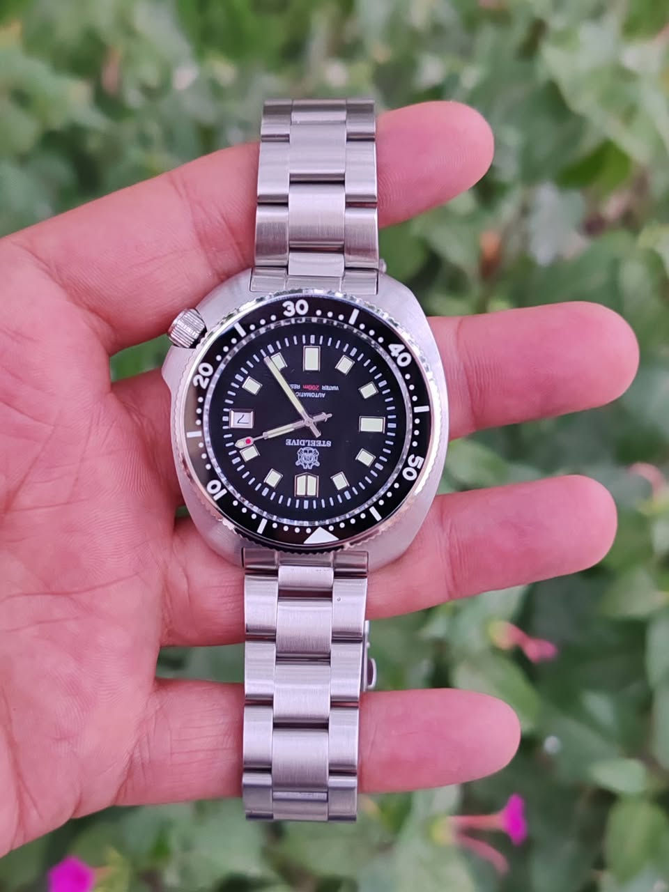 ساعه جديده للبيع
ستيل دايف تعمل بنظام الاوتوماتيك

 إليك مواصفات ساعة ستيل دايف🔻⬇️

​المحرك (Movement): ياباني أوتوماتيكي أصلي من نوع Seiko NH35، يدعم التعبئة اليدوية وثواني التوقف، ويشتهر بعمره الطويل ودقته

​الزجاج (Crystal): من الياقوت الصناعي (Sapphire Crystal) المقاوم جداً للخدش، مع طبقة داخلية زرقاء مضادة للانعكاس لرؤية أوضح

​مقاومة الماء (Water Resistance): تصل إلى عمق 200 متر، مع تاج (برغي) محكم الإغلاق لضمان عدم دخول الماء أثناء السباحة أو الغوص

​مادة التصنيع (Material): الهيكل والسوار مصنوعان بالكامل من الفولاذ المقاوم للصدأ 316L (Stainless Steel) عالي الجودة والمقاوم للتآكل

​الإطار الخارجي (Bezel): مصنوع من السيراميك المقاوم للخدش، قابل للدوران باتجاه واحد، ومزود بأرقام وعلامات مضيئة بالكامل

​الإضاءة (Luminova): إضاءة ليلية قوية جداً من نوع Swiss C3 / BGW9 تغطي العقارب
 العلامات، وكامل أرقام الإطار الخارجي


**إذا كنت صاحب هذا الإعلان وتريد حذفه لأي سبب، رجاءا أرسل رسالة إلى الدعم الفني**