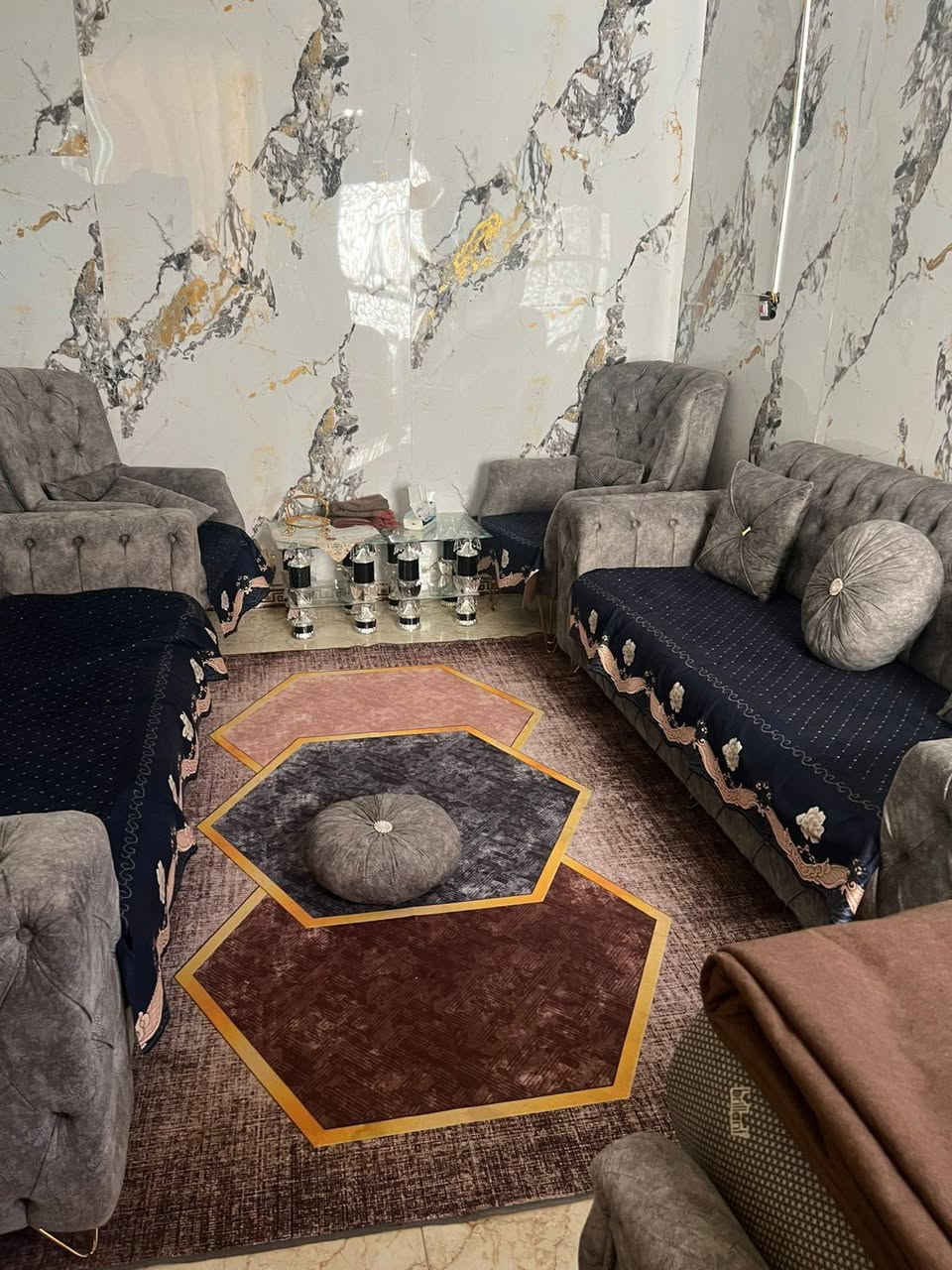 أسعد الله أوقاتكم بكل خير
#دار_للبيع
(الجربوعية الثالثة قرب المستشفى الالماني )

مساحة100م مربع طابقين 10×10
طابق الأول غرفة واحدة+براني+مطبخ +صالة وصحيات
طابق الثاني:غرفتين +صالة
بالأضافة الى محل واجهه البيت 

السعر :95مليون مطلوب 17أسكان
القسط الشهري 155ألف

مراسلة خاص او اتصال *********** أبو سعد
