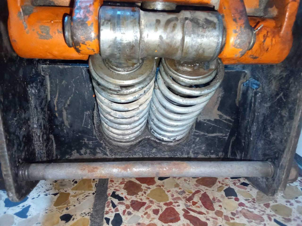 ⭕ يوجد توصيل لكافه المحافظات
اليوم وصلني جك عربانه تمساح 5 طن شغال وعل الفحص قديم باب اول اصلي دبل بستم السعر 100 الف
***********
