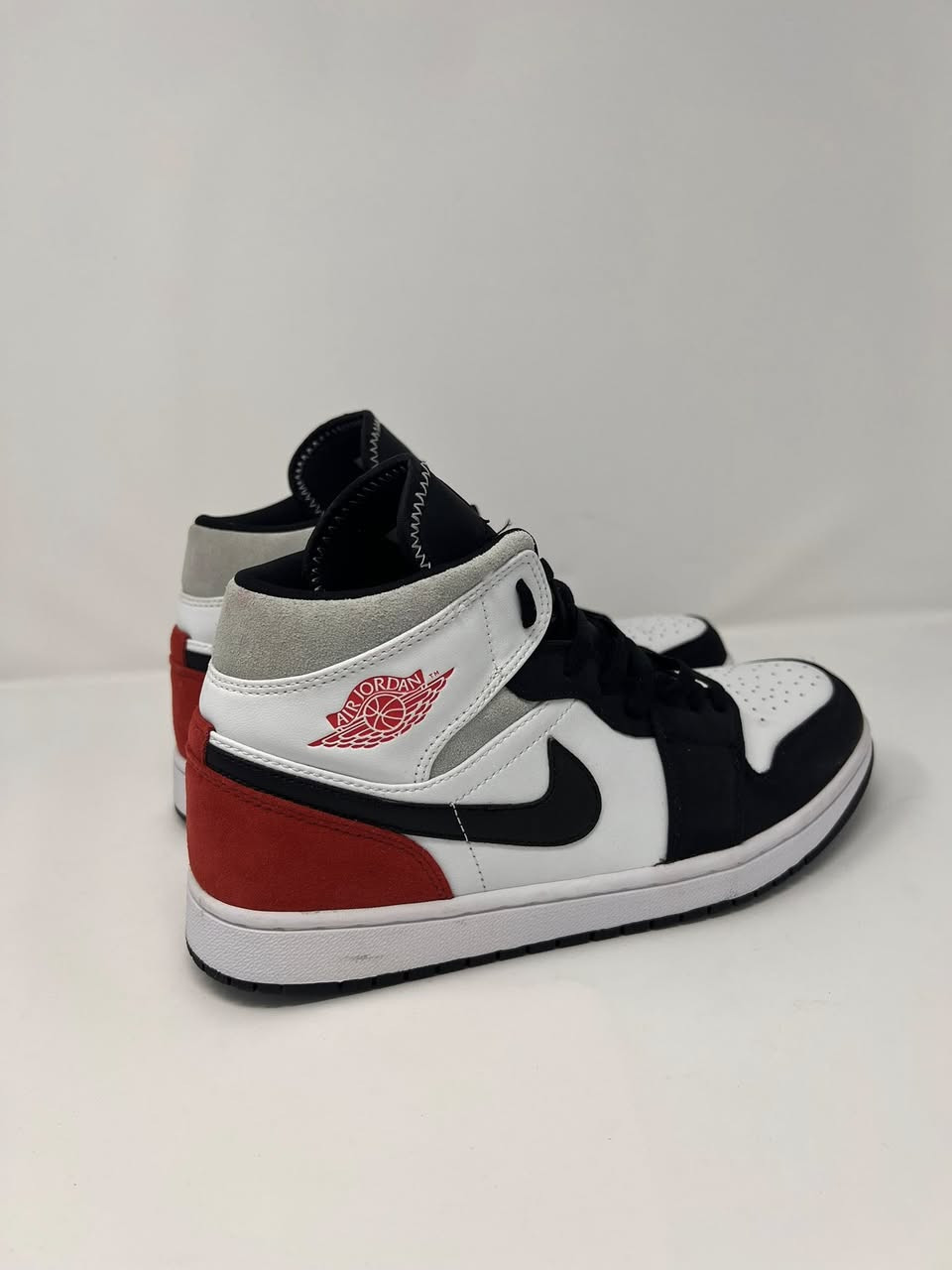 جوردن ون باله اصلي ممستعمل قياس 44(28.5سم) اصلي باركود شغال، السعر ٣٠ الف دينار قفل يوجد توصيل جميع محافظات للتواصل خاي او واتساب ***********
