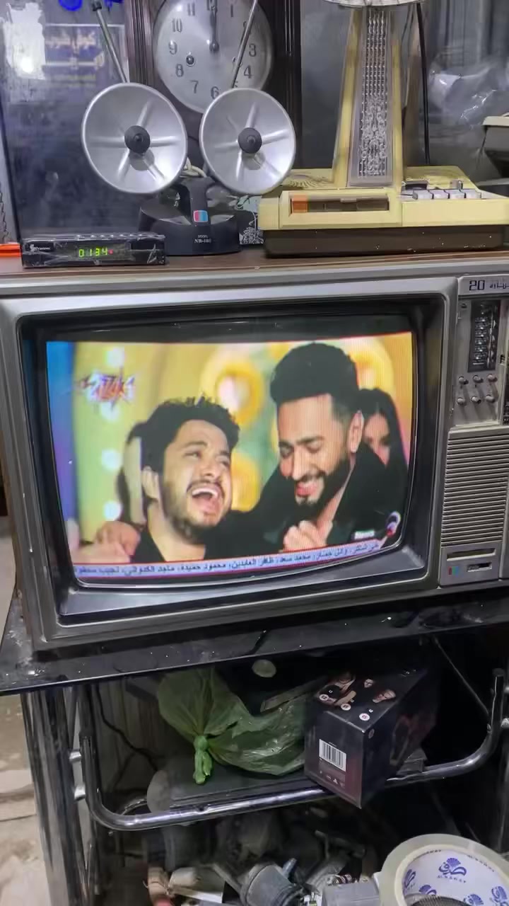 مجموعة تلفزيونات قديمه للبيع ***********
