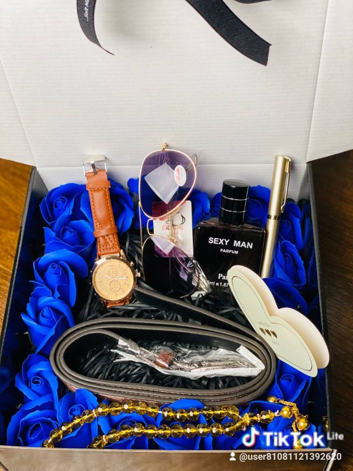 عيد الحب صار أسهل ويا هالاختيار 🎁💙
بوكس رجالي مرتب، أنيق، ويخبل 😍✨
ساعة فخمة ⌚️، عطر جذّاب 🔥، نظارة ستايل 😎، تفاصيل تكمل الهيبة 💼✨
ورد أزرق يضيف فخامة، وترتيب يحچي ذوق 💙🌹

إذا تحبين تهدين شخص غالي وتخلّين ابتسامته ما تفارقه 🥰
هذا البوكس يحچي عن حبچ بدون كلام 💌💙

عيد حب مختلف… هدية تظل بذاكرته ❤️‍🔥


**إذا كنت صاحب هذا الإعلان وتريد حذفه لأي سبب، رجاءا أرسل رسالة إلى الدعم الفني**