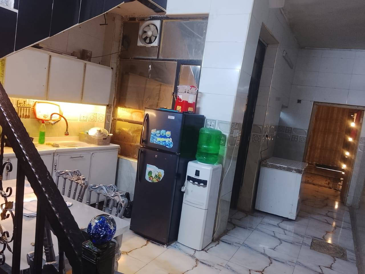 السلام عليكم بيت للبيع شارع 15 مقابيل تربيه طابق الاول استقبال وصاله وغرفه نوم وصحيات خارجيه وداخليه وطابق ثاني غرفه لبيت واجهيه 4 ونص ونزال ٢٥ سعر 95 وبي مجال رقم ***********
