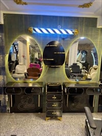 صالون حلاقة • تصميم عصري • أدراج وإضاءة مدمجة