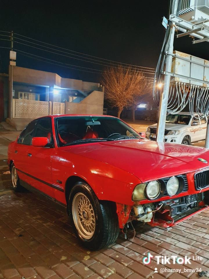 bmw 1990 
525 کەپس 
گیر ئۆتۆماتیک 
چوار جام کارەبا
سلایت 
ناو فۆرمیگا 
سوکان ئیرباگ 
گیچ ئەلقە 
شاشە ئایپات 
پیش پان 
پیشو دوای کەپسە ئاڕم ئەوەلیات غەرامە بە شەرت 
سەیارەکە زۆر جایزە ماڵی دۆستە 
سعری 37 وەرەقە و مجال برایانە 
گۆرینه ش ئەکەم 
شوین سلیمانی 
***********
***********
