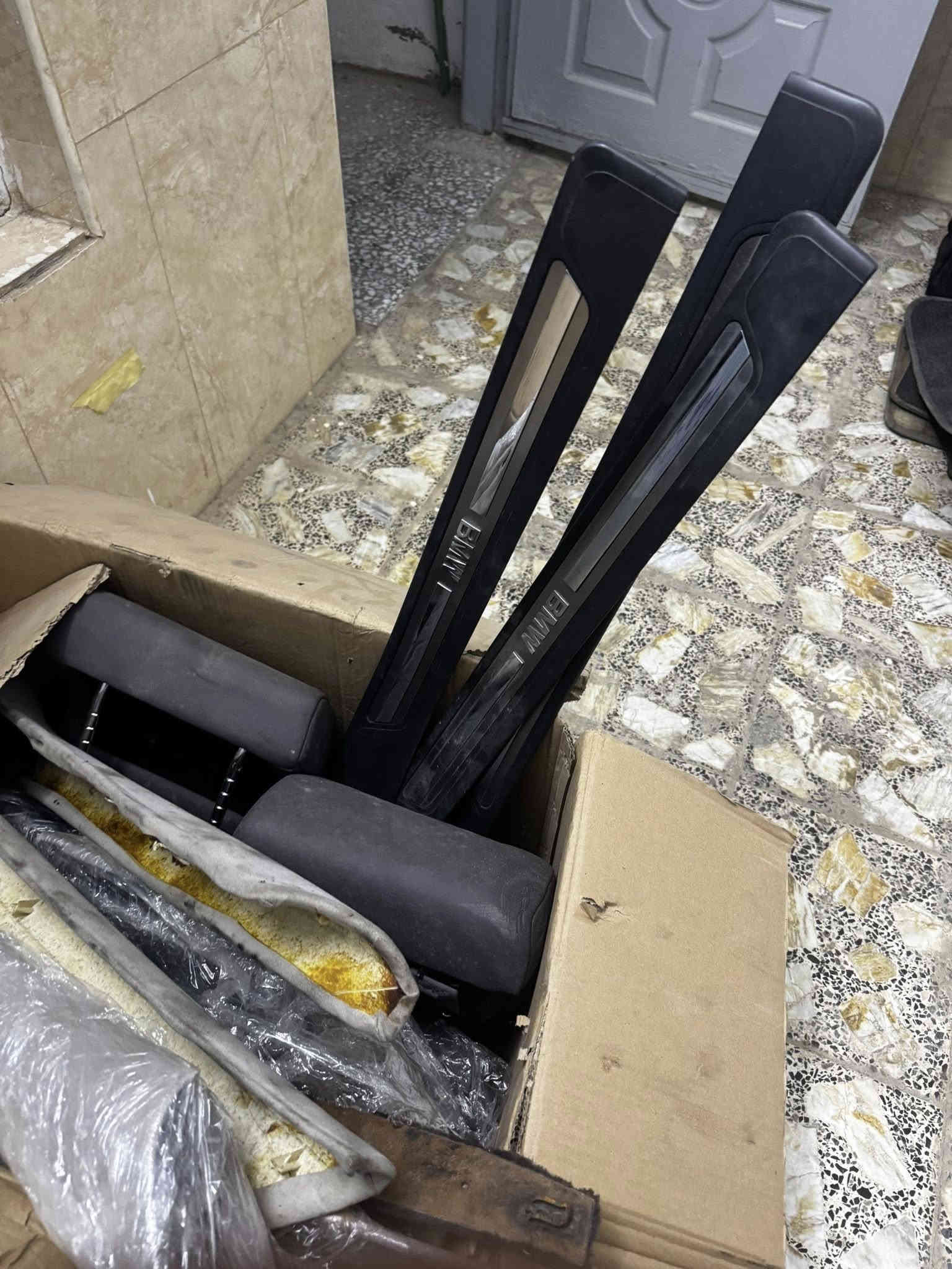 السلام عليكم غرفه خفاش حاويه جديده لون قهوائي كلش نضيفه كامله من كلشي كشنات كهرباء امامي خلفي تدفئه 
السعر ٧٥٠$ ***********
