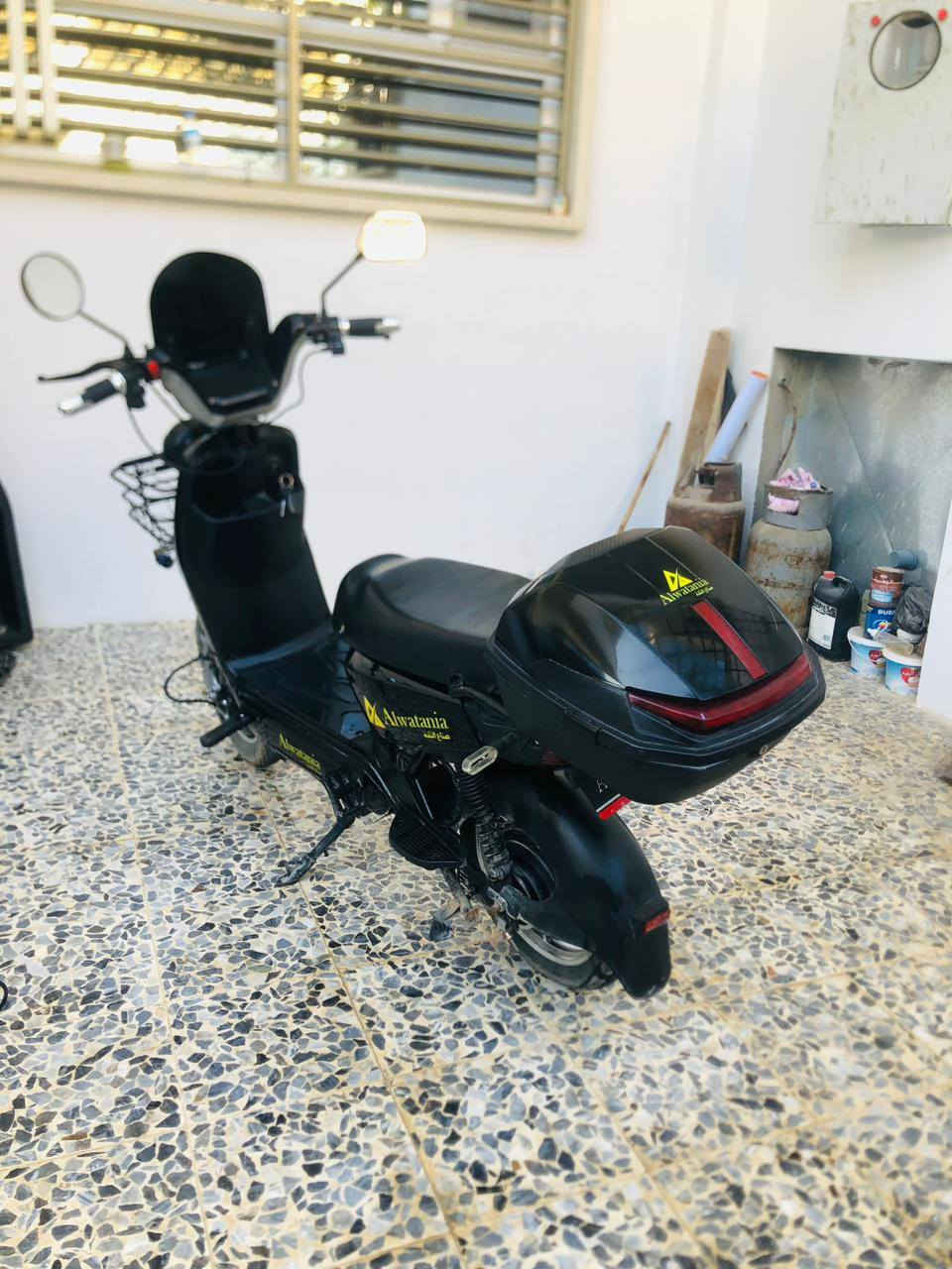 السلام عليكم 
ماطور شحن للبيع 
الموصفات : بطارية 5 مسطره 
سله  اماميه+صندوق خلفي+ بيه نظام P 
3 نمرات السرعه الحقيقيه 55 
التايات چوب ليس
الاسطوب الامامي دهني 
الاسطوب الخلفي بانص 
ملف 800W
 مساحه تحت الكشن 
ومع بدله مطريه + خوده 
السعر : 350 وبيه مجال للطيبين 
المكان : موصل / جانب الايسر 
للتواصل : ***********+ التواصل على الصفحه
