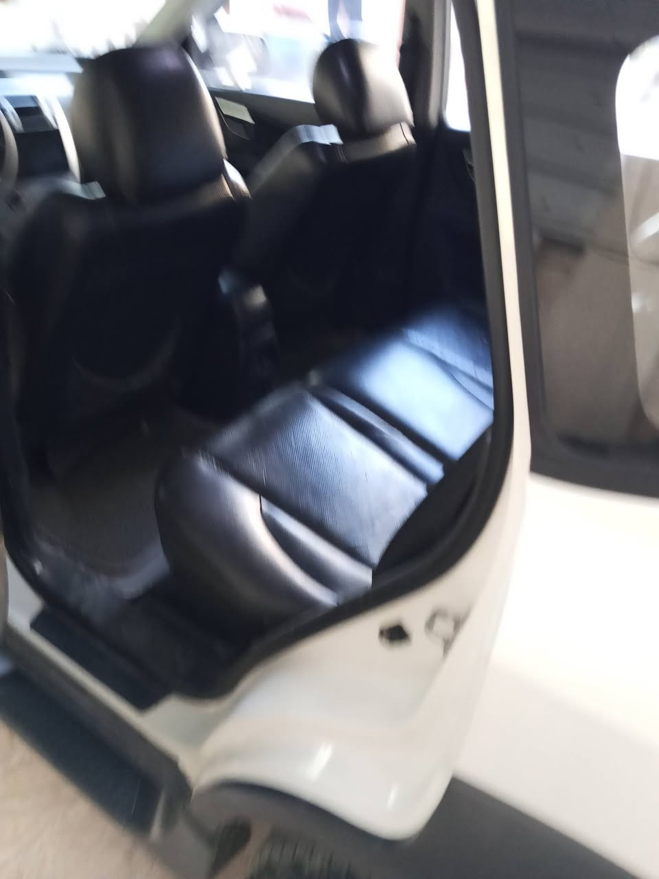 السلام عليكم توسان 2009 للبيع اللون ابيض رقم بغداد الجديد هزه جديد السياره ماشيه 119000 خليجي تخم تاير  حداديه جديده كيرر ومحرك مكفول السياره لا صبغ ولا تعديل ولا اي حادث بيه  اترايه وين ميعجبك وبيه شاشه و كاميرا وحساس خلفي بيه بارد على كد اربع اصابع بمقدمة البنيد تبريد ثلج تدفيئه شغاله السياره وكهربائياته كله شغاله متخسر عليه كلشي 
مكان السياره حله المركز  السعر 119 وبيه مجال 
للاستفسار الاتصال على الرقم ***********
