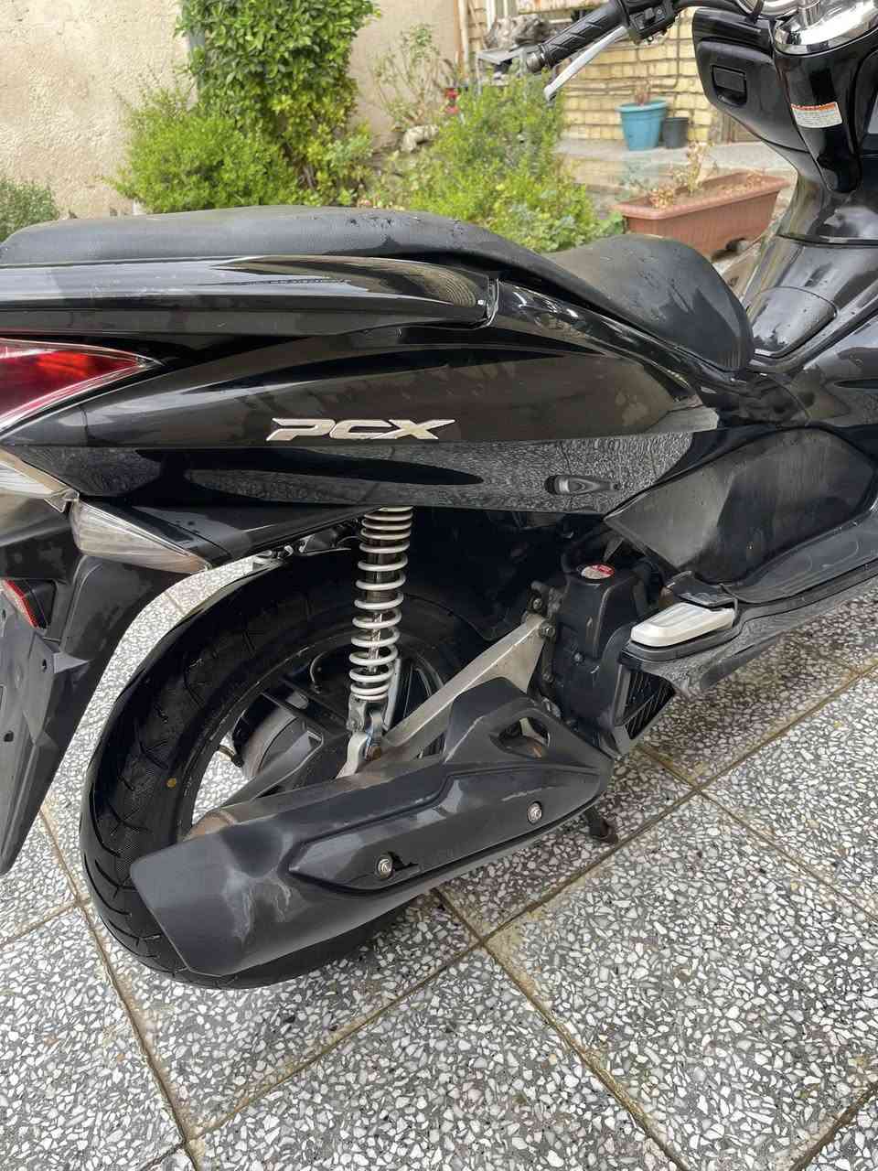 السلام عليكم.
pcx جيل اول ياباني jf 
دراجه مكفوله عام. 
ماشيه 26.
حساس ازدحام 
ستان كهربائي 
تخم تاير جديد 
السعر (11)
وبيهه مجال حك الجيه 
دراجه مكفوله من كلشي. 
***********. واتساب متواجد.
مكاني الشعب سوق 4000
