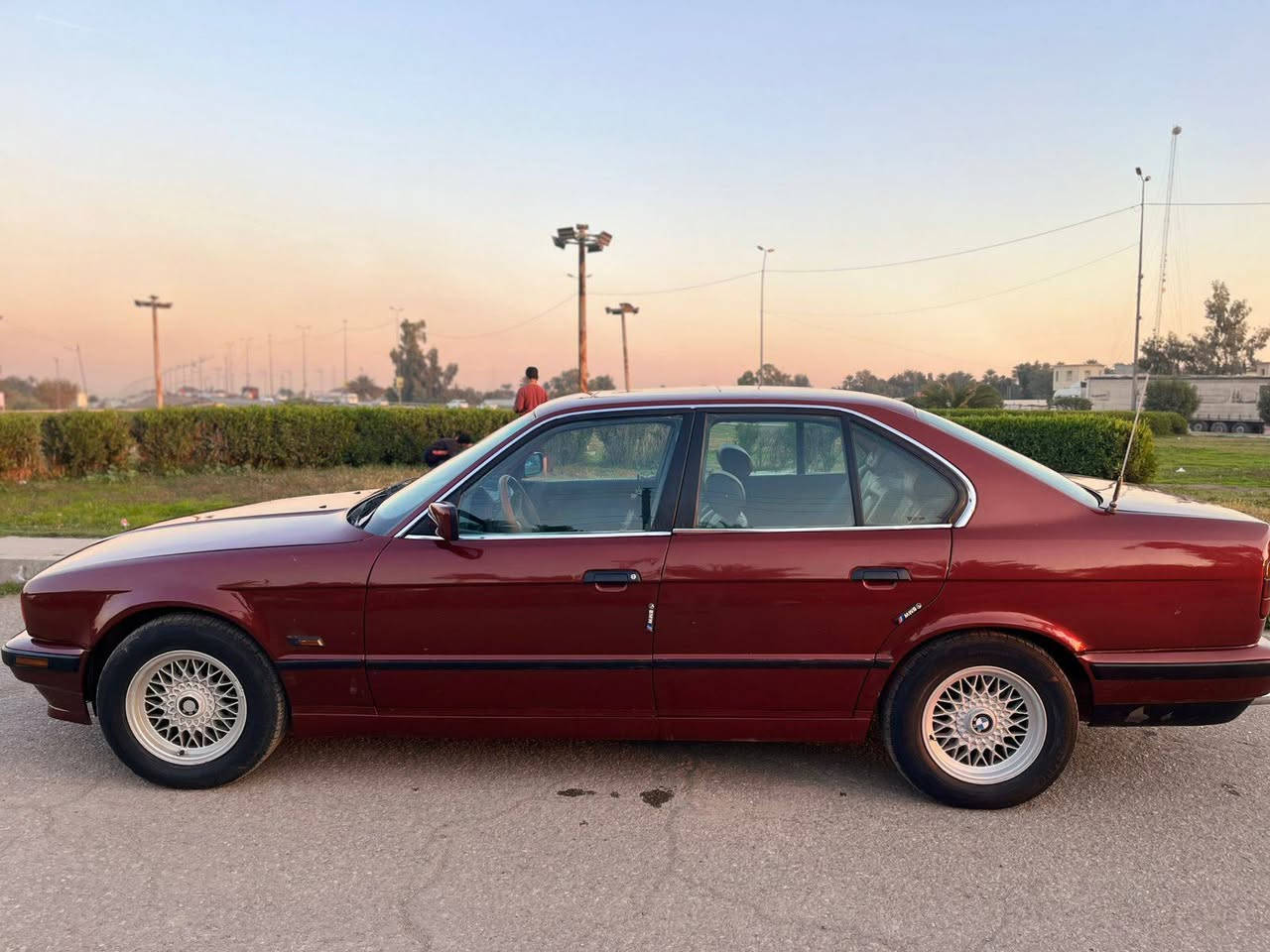 السلام عليكم بي ام525موديل 90بدون حادث بس هلالات تلكيط غرفه جديدة تخم تاير كير مكينه صبغ جديد معايرة اي شي فول مواصفات السعر60للتصال***********و*********** بغداد, العراق
