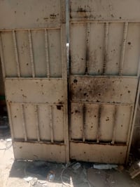 باب للبيع يحتاجل صبغ كامل  سعره 50.    07826277615