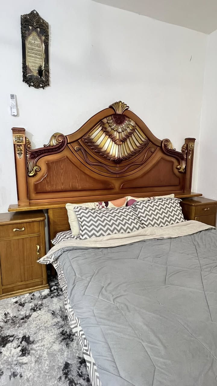 للبيع چرباية وميز تواليت
خشب صاج تفصال ثكيل 
التختة قطعتين خشب بلوك ثكيل 
***********
