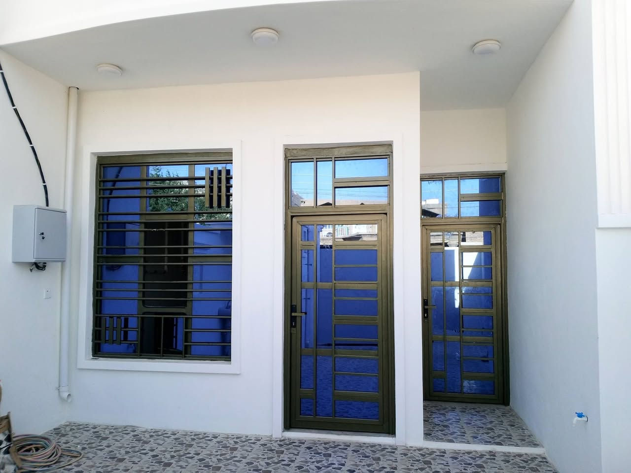 بيت قيد الانشاء نفس اللي بالصوره بالضبط 150 متر الواجهه 5 والنزال 30 غرفتين نوم وصاله ومطبخ واستقبال وكراج للسياره وصحيات خارج وداخل شهر تستلم مفتاح ان شاء الله الموقع تكريت القادسيه شارع ابو عقرب مقابيل جامع اقرأء بالضبط مكان جدأ راقي الفرع 20 متر السعر مناسب الشراي يتصل ***********
