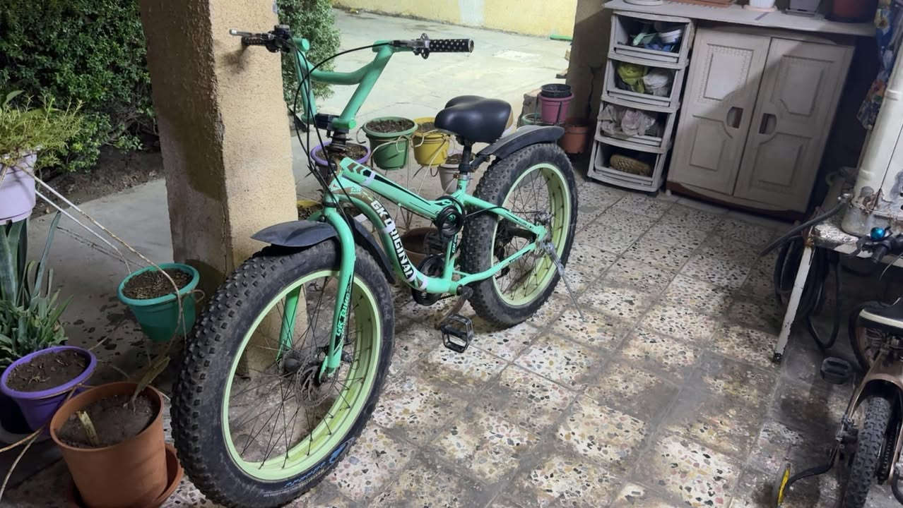 سلام عليكم اخوان هذا باسيكل جبلي للبيع نضيف ومرتب وكشن اصلي حتى الطسة ما تحس بيها والبريك مالتة قوي وكير شغال بس اني تاركة صار شهر هيج ف اريد ابيعة  سعرة : 100 الف  
مكاني : بغداد - الشعب - حي التجار 
رقمي : ***********
