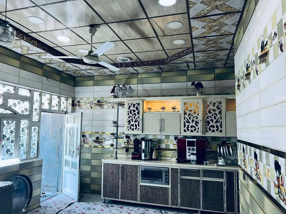 بيت للبيع البراكيه شارع المطار القديم قرب صيدليه الصفا المساحه 200 متر طابقين 5 غرف نوم صالات عدد 2 استقبال طارمه حمامات 3 مطبخ حار وبارد سند 25 واقرار محكمه 
السعر 110وبي مجال ‭0781 467 0036‬
