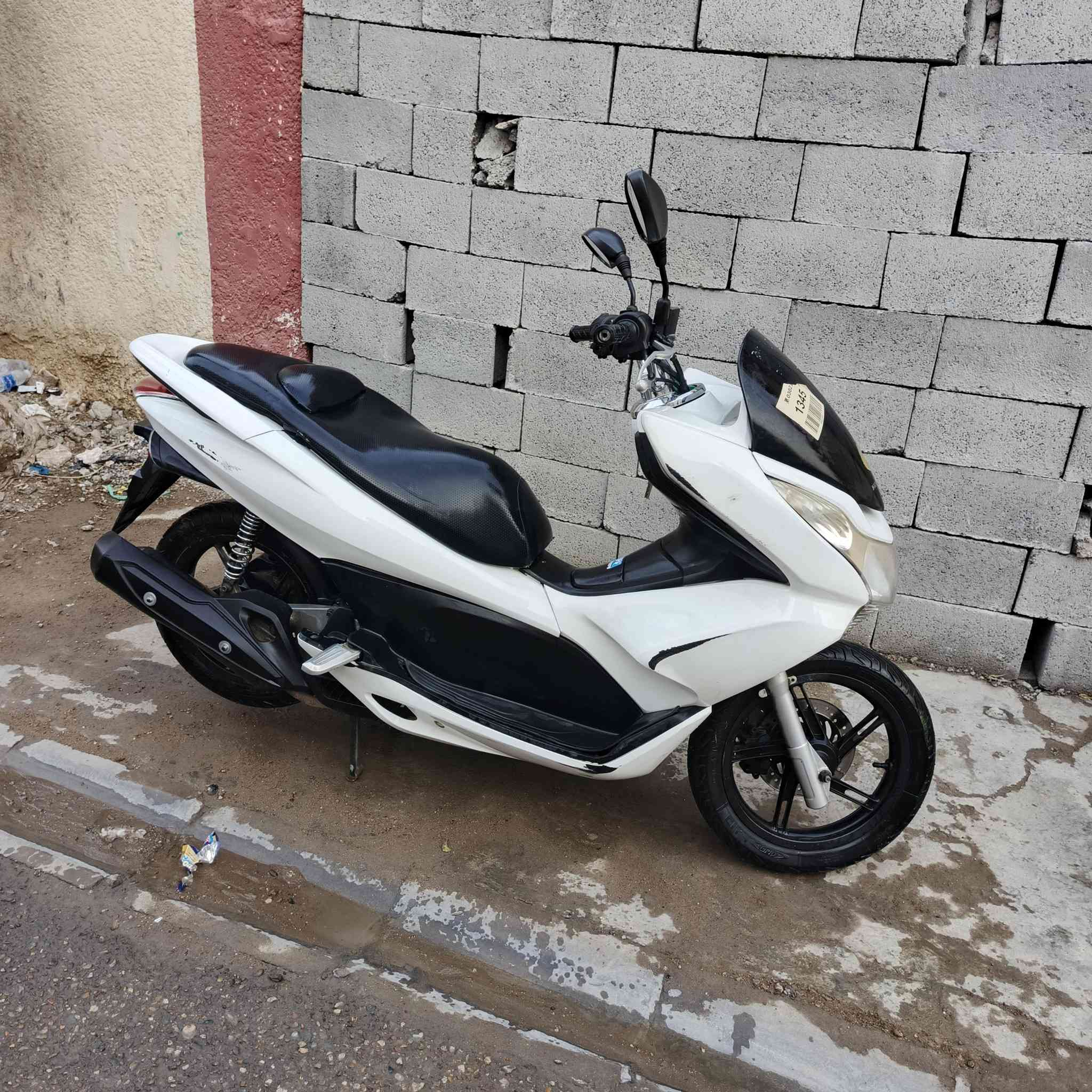 السلام عليكم للبيع دراجه pcx جيل الاول موديل 16ياباني السعر 10 ونص العنوان بعقوبه خلف المحافظه الاتصال ***********
