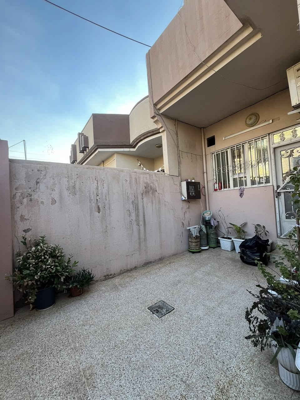 السلام عليكم ورحمة الله وبركاته #مكتب_الغوالي
بيت للبيع في حي السماح الاولى  

🔹 المساحة : 200م ، الواجهة : 10م ، العمق : 20م

🔹 بناء مرتب جاهز للسكن يحتوي على 6 غرف نوم

🔹 سند طابو ملك صرف شرط التحويل وقرار التمليك

ط1 : كراج ، استقبال ، هول ، مطبخ ، ثلاث غرف ، صحيات
ط2 : ثلاث غرف ، هول ، مخزن ، بيتونه واسعة

للاستفسار اكثر مراجعة #مكتب_الغوالي الكائن في حي السماح الاركان قرب مدرسة السماح الابتدائية وقرب مول القمه على شارع 20 او الاتصال على الارقام التالية -

***********

***********
