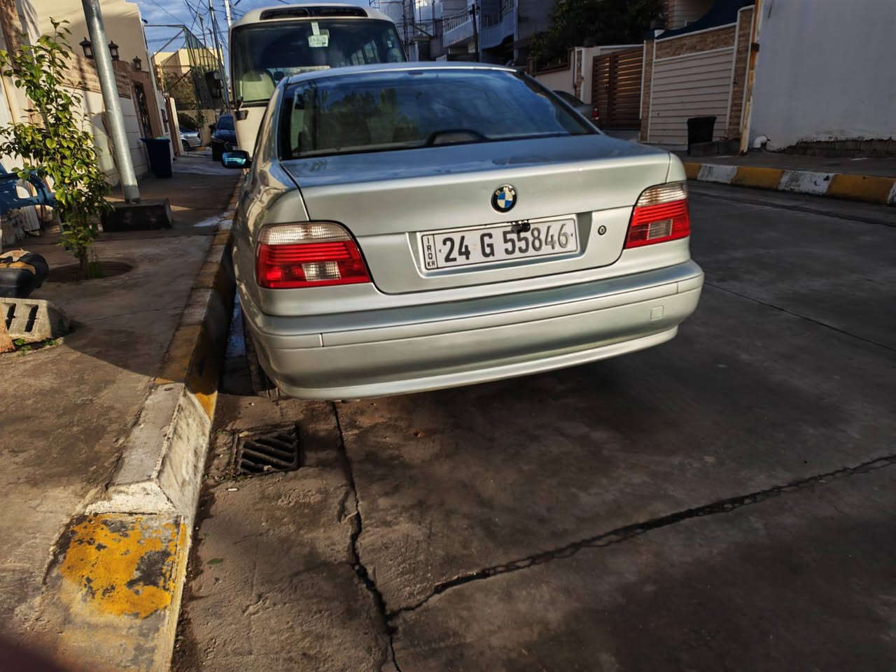 السلام عليكم بي ام موديل 2000 حجم 528 مكينه 30 دبل فانوص فول عدا السلايت كشنات ايم  سيدي قلاب جنجر سيدي جيبي اس تحكم استيرن للصوت قفل سرعه نضام تزحلق برده كهرباء لايتات سوار وليد اصلي بك لايت ليد بلادي قفل مركزي يصعد الجام كله عل وضع الشركه كفاله عامه من الضربه والبارد بيه صبغ جم قطعه بدون دواخل ايرباكاته سليمه و البجم والصندوك والصفاح كله مكفوله من اي شي ابيع حزام صبع تخم تايرات اندنوسي حجم 18 ويا ايم تو زايز حجم 18 سنويه جديده بسمي لحد 30 تريد وكاله تحويل بالخدمه للاستفسار *********** ديالى خناقين, ديالى
