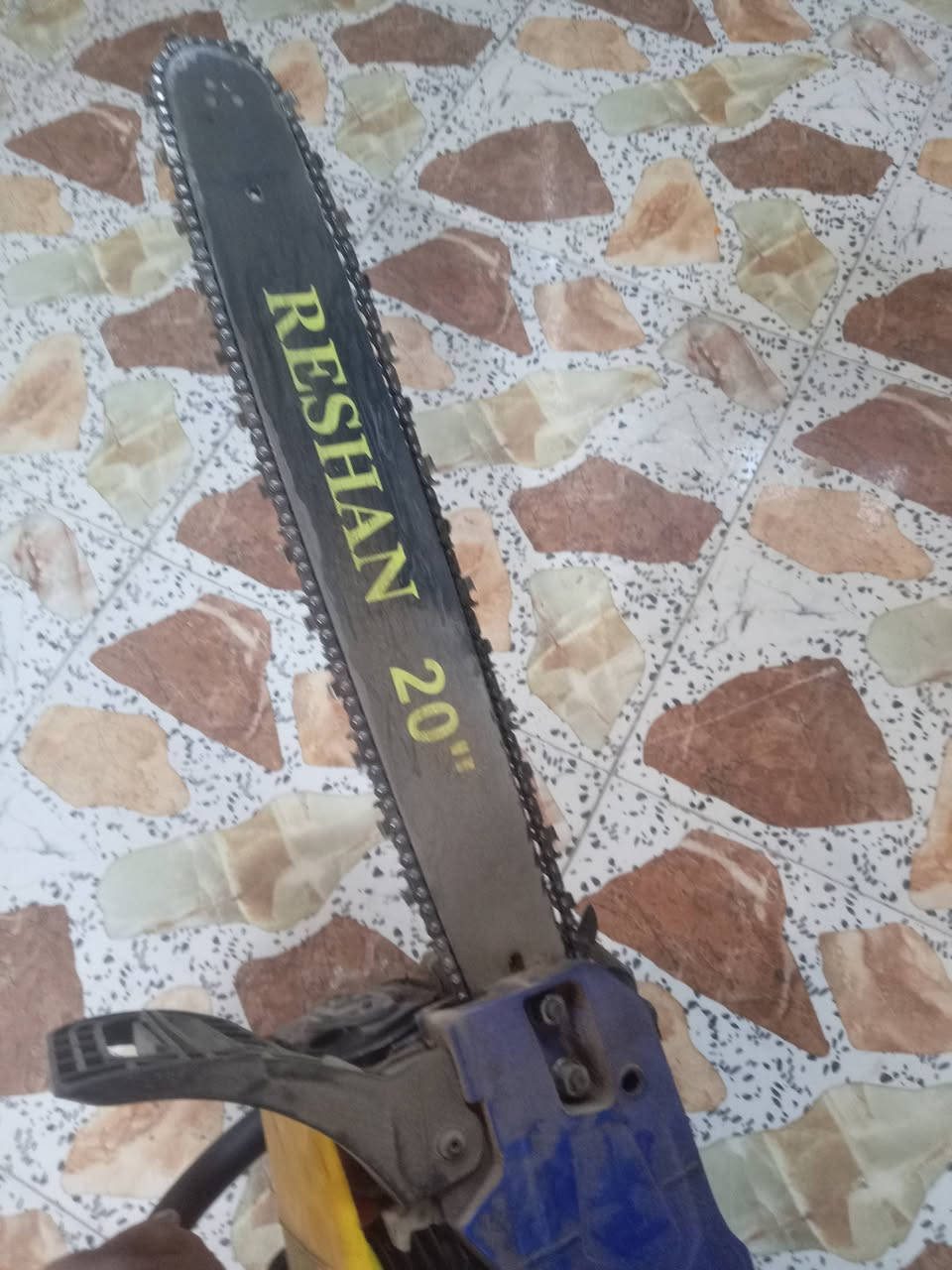 السلام عليكم  منشار بانزين للبيع السعر 60 مكاني شرطه خامسه وهذه رقمي ***********
