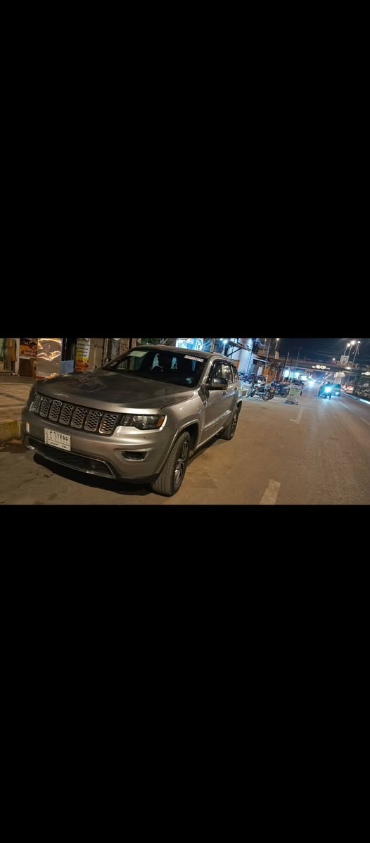 للبيع .النوع: جيب جراند شيروكي (Jeep Grand Cherokee).
الفئة: ليمتد (Limited).
​اللون: فضي (سلفار) مميز كما في الصور.
​فتحة السقف: فتحة قمارة كهربائية.
​المواصفات والإضافات:
​بصمة دخول وتشغيل مع خاصية التشغيل عن بُعد.
​كراسي جلد (تحكم كهربائي).
​شاشة كبيرة مع كاميرا دوارة وحساسات خلفية وأمامية.
​جنوط (ويلات) كروم حجم كبير بتصميم رياضي.
​نظام دفع رباعي (4X4) مع وضعيات قيادة متعددة.
​صندوق خلفي كهربائي (جك). فتحت سقف
​
​السنوية: مجددة وصالحة لغاية عام 2026.
مكان السياره الناصريه الشطرى 
الموديل 18.مرمز شكل وسنويه موديل  2020
************"
