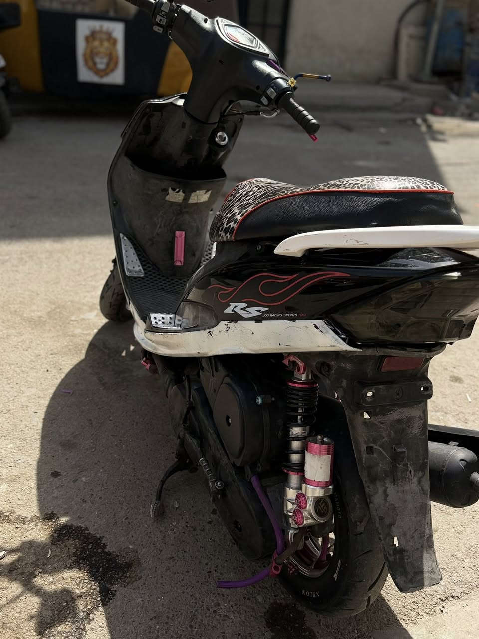 ماكس عدله ٥٥بوشه 
الدراجه بيها تزويد خارجي +الدبل الخلفي ب ٢٥٠ 
وبيها غراض بعد 
++نقصها فقط باتري ونقوصات قليله 
السعر ٨٥٠وبيها مجال 
مكاني بغداد حي الجهاد 
الرقم 
*********** وتساب فقط
