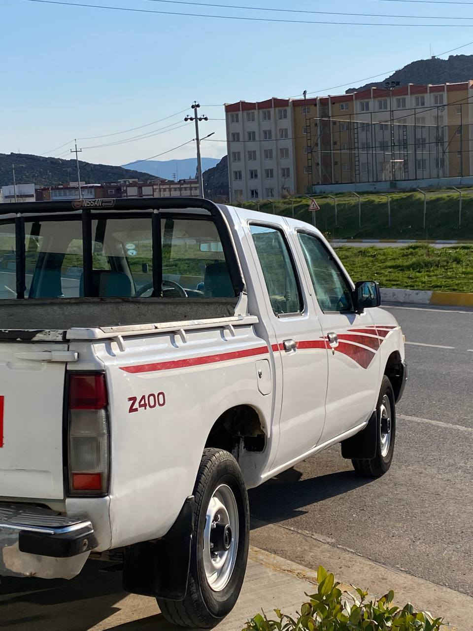 نیسان 2001 
تەبریت و پاوەر
سەیارەکە بێ بۆیاغە ڕەقەم و سەنەوی تا 2029 تازەیە
گێڕ و مەکینەی بەشەرت سەیارەکە ماڵی دۆستە زۆر پاک و جوان ماوەتەوە
0771 757 0690
0750 833 4526 رانية, السليمانية
