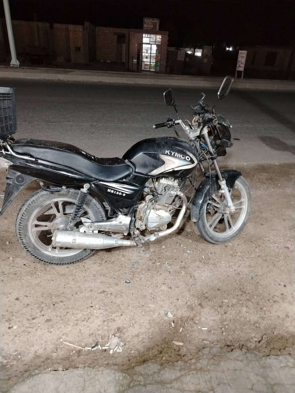 سلام عليكم اخوان هذا ماطور كيمو نضافه مثل ما موضح بالصوره كهربائيات كلها شغاله مكاني زوين البنمر سعره (425) الف وبي مجال 
***********25
