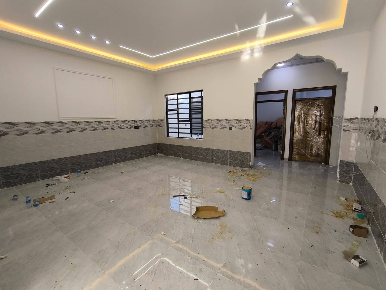 دار للـــــبيع
#الموقع/ حي الملايين الثانيه مجمع الملك
#مساحة / 180 م واجهة 9 م
الاتجاه / قبله
طابقين بناء حديث زيرو تسليم فوري
ط1 غرفتين نوم وهول واستقبال ومطبخ وصحيات وكراج 
ط2 اربع غرف نوم وصحيات وهول
للاستفسار عن السعر الاتصال 
***********
***********
‏‪***********‬‏
#مكتب انوار الموصل للعقارات
البناء الجاهز سايدين حي العربي مقابل الكمارك
