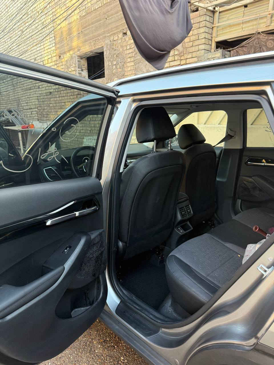 السلام عليكم سلتوز للبيع 
موديل 2024 
وارد امريكي 
مواصفات نص فول 
لون سلفر
بدون رقم مصلح وكامل عنوان بغداد بلديات سعر 155 للاتصال ***********
