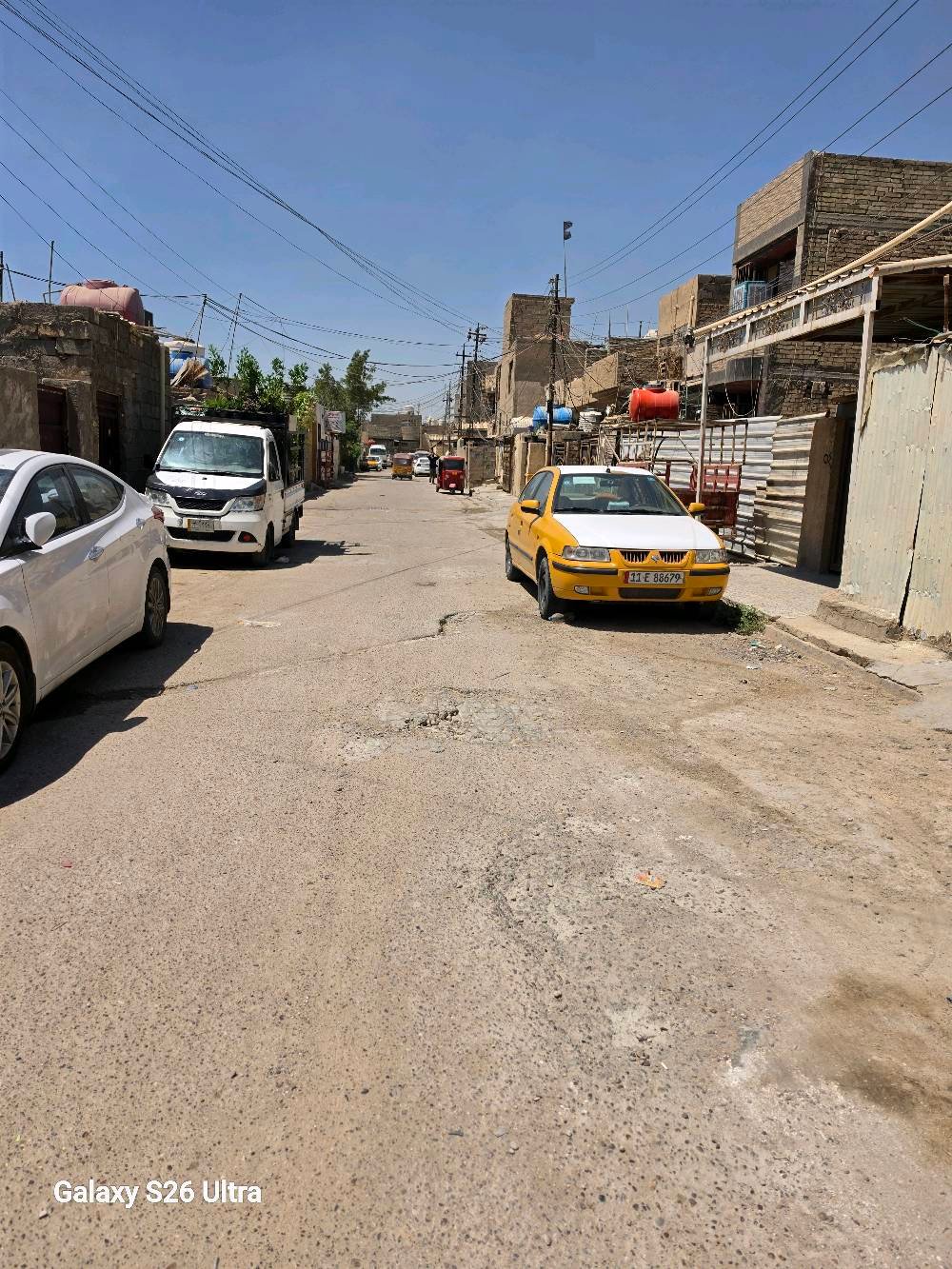 السلام عليكم..
بيت ٧٥م طابو ملك صرف بأسمي طابق ونص مسلح نظيف جدا يحتوي على صاله ومطبخ وخدمات وغرفة نوم بالطابق الاول ويحتوي على غرفة كبيرة وحولي بالطابق الثاني بي سطحين ومخزن بالسطح الاول العنوان الزعفرانيه شارع الكهرباء حي السندباد شارع ساحة ابو فريد ***********
السعر المطلوب ٨٥مليون وبي مجال انشاء الله للتواصل خاص او اتصال او واتساب
تگدر توضح شكد عدد الحمّامات/الحمّامات الموجودة بالبيت وهل أكو حمّام بكل طابق لو لا؟: 
حمام واحد 
هل البيت بيه كراج للسيارة أو مساحة لوقوف سيارة داخل البيت؟: 
لايوجد 
شنو عمر البناء تقريباً، وهل يحتاج أي صيانة أو أكو شغلات لازم المشتري ينتبه إلها؟: 
١٠س
هل البيه خدمات كاملة مثل الكهرباء والماء والمجاري والشارع مسفلت؟: 
نعم كامله 
إذا تحب، تگدر تحدد أقرب معلم معروف أو نقطة دلالة أدق حتى يكون الموقع أوضح للزباين؟: 
ساحة ابو فريد 