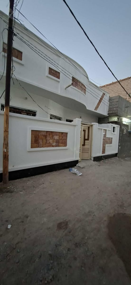 سلام عليكم بيت 100م  العنوان كربلاء الحسينيه العطيشي قرب معرض حردان طابو 25 استقبال وغرفه وصاله مفتوحه ع المطبخ حمام داخلي وخارجي طارمه صطح اشتايكر كله كامل كهرباء ماء مولد ذهبي السعر 58 مليون وبي مجال باقي التفاصيل اتصال  *********** مروس هم يرهم
