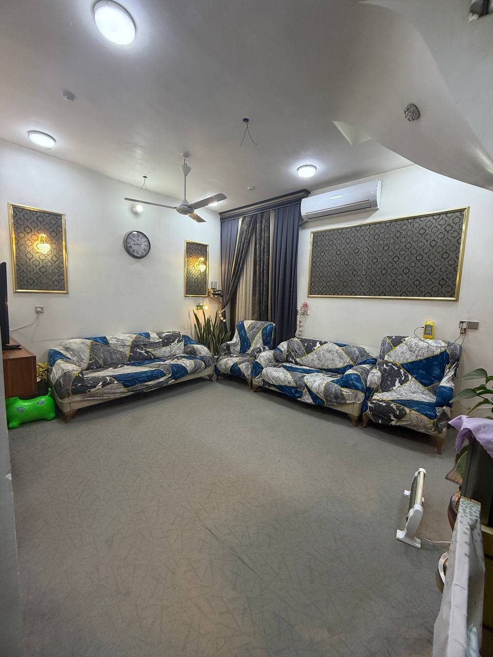 دار للبيع في حي الصحة قريب الكورنيش خلف سنتر ليمونة
مساحة 100 م طابو زراعي سند 25 تحويل السهام مباشرةً  باسم المشتري بناء حديث 2024 درجة اولى الطابق الأول مرمر و الطابق الثاني بورسلين درجة اولى مع نظام كهربائي حديث (شارع مبلط)
يحتوي الدار على صالة و هول و مطبخ و غرفتين نوم و ثلاث مجمعات صحية . 
للاستفسار الاتصال على الرقم 
***********
او مراسة عبر ماسنجر او الواتس اب .. مع التقدير
