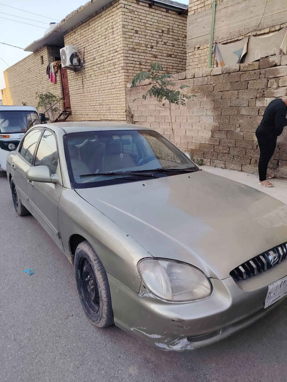 السلام عليكم سوناتا موديل 2000 مكينة مسكر كير اوتو بلادي رقم واسط وراعيها يمي كير ومكينة مكفولات كهربائيات كلها شغالة نقصها تبريد ( حدادية 80٪) مكاني واسط سعر 28 وبيها مجال ***********
