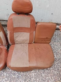 عندي كشنات فنتيره ام عيون نضاف للبيع سعر 100 وبيهن مجال رقم 0771366835...