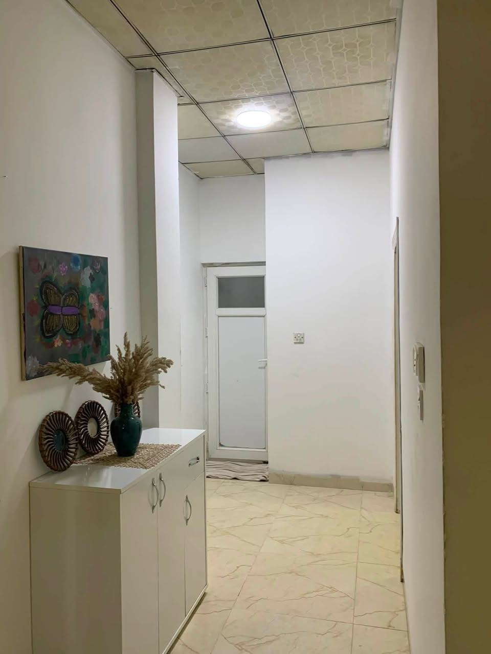 🏠 شقة "سوبر ديلوكس" للإيجار في مجمع كامراني – سكن النخبة!
هل تبحث عن الفخامة والراحة في موقع استراتيجي؟
نقدم لكم شقة بتصميم VIP ومساحة واسعة (136 متر مربع)، مأثثة بالكامل بأرقى التجهيزات (سوبر ديلوكس)، جاهزة لتكون منزلك المثالي.
لماذا هذه الشقة هي خيارك الأفضل؟
 تأثيث فخم: ديكورات حديثة، أثاث سوبر ديلوكس، وتجهيزات متكاملة لكل ما تحتاجه للسكن الراقي.
 موقع مثالي: على الشارع الخدمي مباشرة، مقابيل الـ 120، في مجمع كامراني الراقي.
 مساحة رحبة: توزيع ذكي ومساحة 136 متر تمنحك شعوراً بالراحة والوسع.
لا تفوت الفرصة، للاستفسار والحجز يرجى الاتصال على:
📞 ***********
