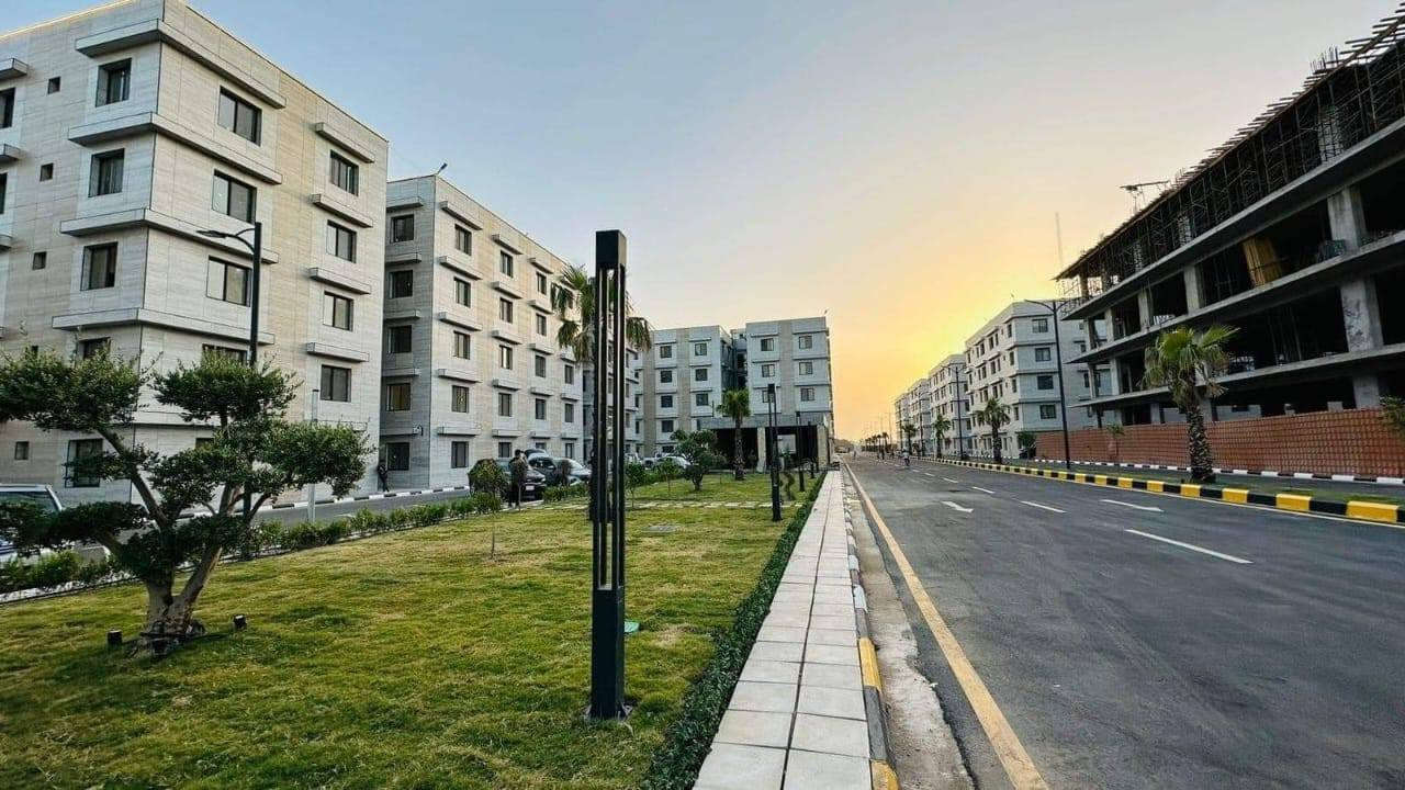 شقة للبيع في مجمع الزهراء السكني – مؤجرة حالياً مبلغ الإيجار 700 الف

⸻ 

فرصتك تملك شقة بموقع استثنائي في مجمع الزهراء السكني على طريق معسكر الرشيد – وقبالة مشروع غابة بغداد المستدامة الجديد! 

📍 الموقع: مجمع الزهراء – طريق معسكر الرشيد

🏢 الطابق: الثالث – طرفية-- بناية رقم A5

📐 المساحة: 160 م²

📌 الحالة: مؤجرة

💵 السعر:  138 مليون + قرض عقاري (مدة القرض 20 سنة، واصل 24 قسط، القسط الشهري 548 ألف دينار) 

تتكون من:

• 3 غرف نوم

• صالة واسعة

• مطبخ

• 2 حمام

• منظومة تبريد وغاز متكاملة

• طابو الكرادة 

مميزات الموقع:

✅ موقع خدمي راقٍ جداً

✅ بيئة مثالية للعوائل

✅ شقة مشمولة بالقرض العقاري

هاتف ***********
