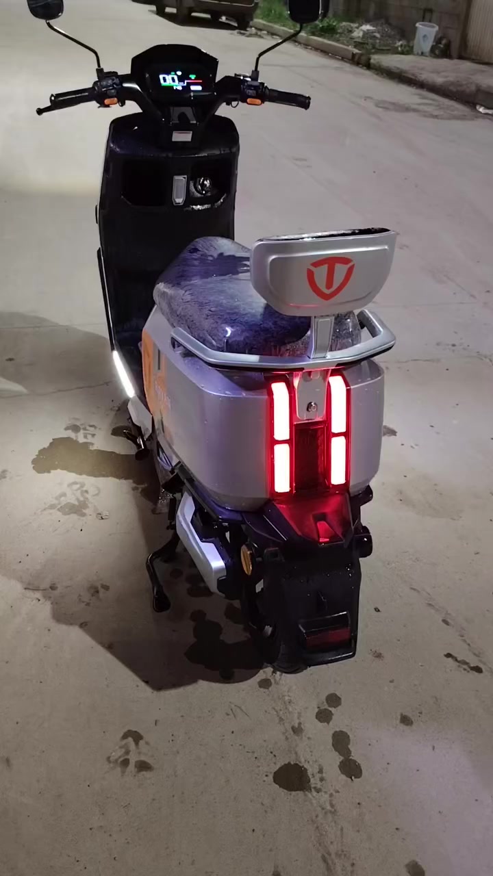 السلام عليكم دراجة شحن ريان  وحش الكون للبيع ملف 2000W
مستخدم 5 أشهر الماطور كلو شرط كهربائيات درع ملف
الماطور مغلف تغليف حماية شفاف الكشن مغلف
السعر 950 وبي مجال للتواصل ***********
الشحنة الوحدة تمشيك أكثر من 60 كيلو
السرعة القصوى ٨٠ حقيقي
