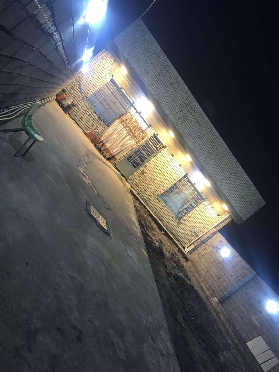 بيت مساحة 368 متر بناء البيت 200 متر وحوش وحديقه 168 متر سند 25 مقابيل عكركوف بالشارع الي قبل معمل السفنج السعر 110 وبي مجال بسيط التواصل على هاذا الرقم ***********
